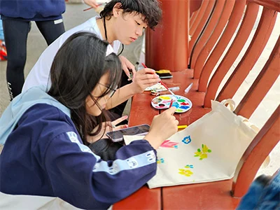 学生们线下参与高校社团组织的世界地球日主题绘画活动