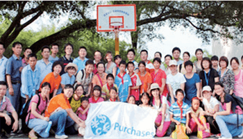 2012年6月，采购部的员工志愿者在广东阳山县宝洁希望小学。