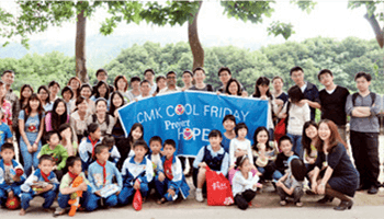 2012年4月，市场研究部的员工志愿者在广东佛冈县华润万家宝洁希望小学。