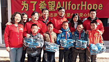 2014年2月，全球业务服务组织部门的员工志愿者在福建省武平县桃溪镇中荣宝洁希望小学。